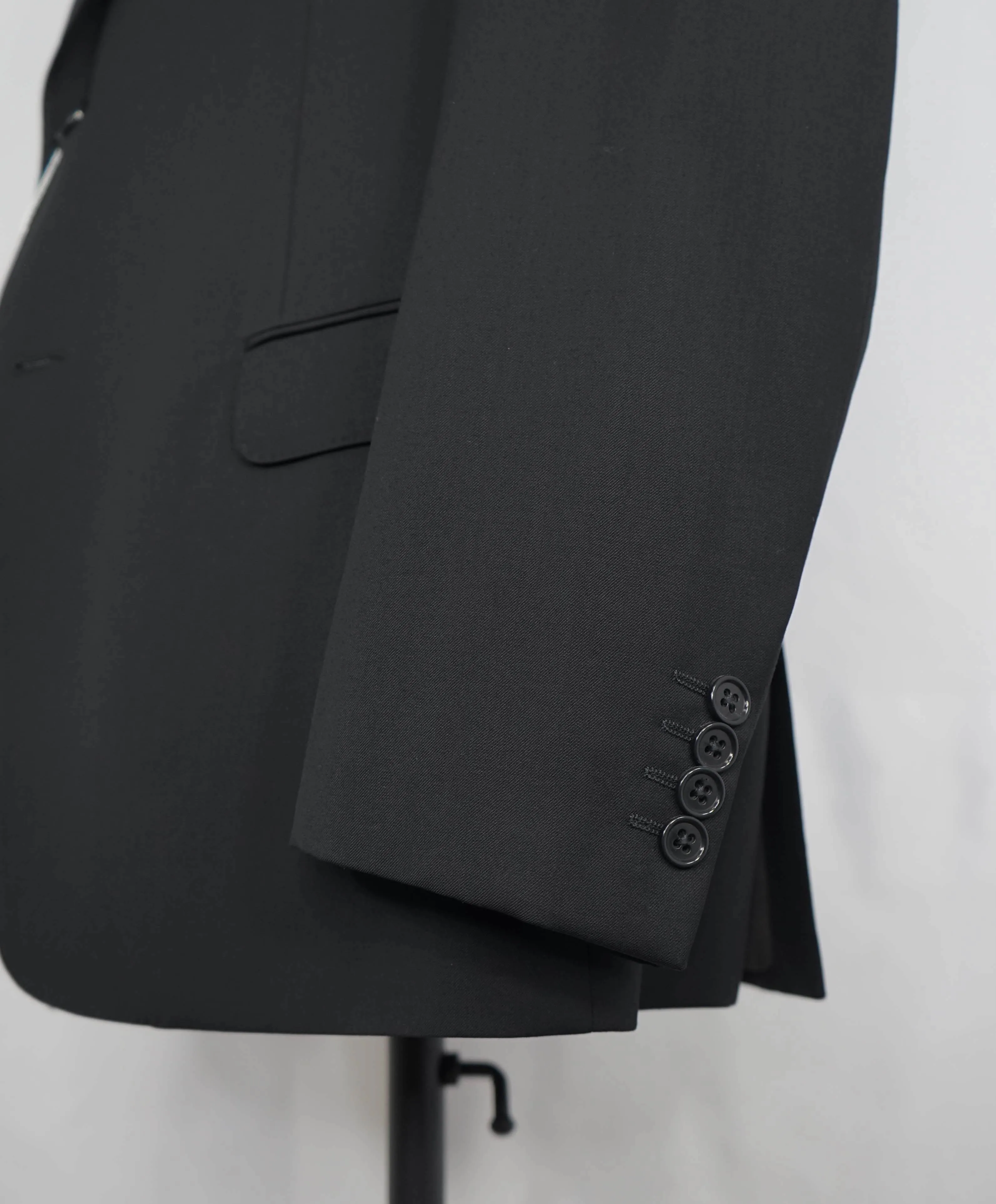 $1,995 ARMANI COLLEZIONI - "G Line" Black "Natural Stretch" Suit - 42R 37W
