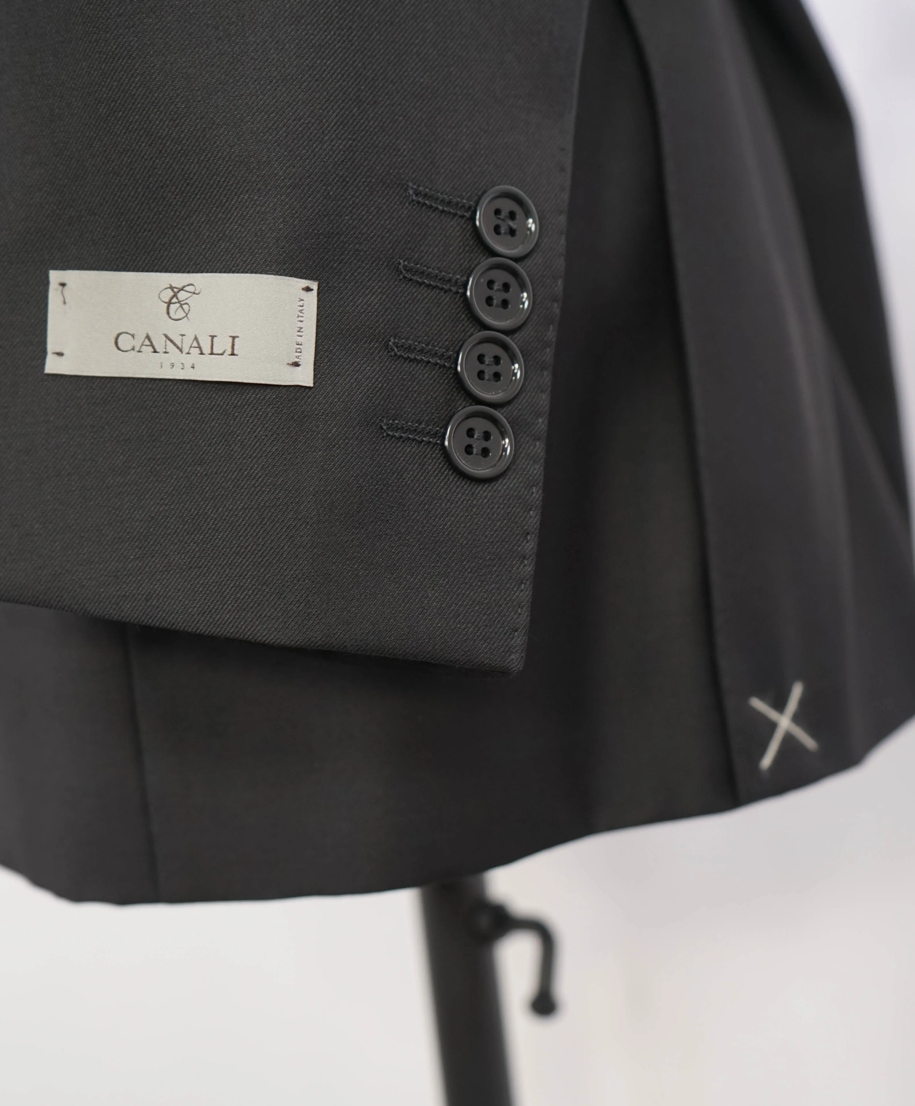 $2,195 CANALI - *CLOSET STAPLE* Black 2-Piece Suit - 46L