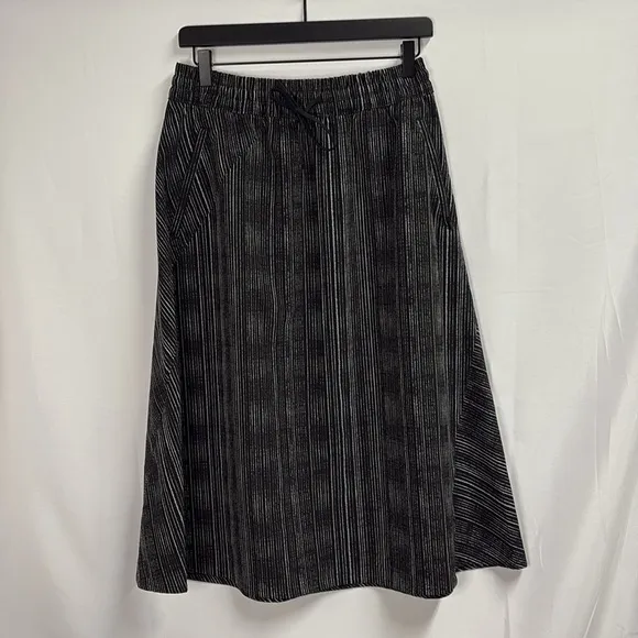 ATHLETA Arrival Skirt Pull On Midi in Amara Stripe Black Size 8 NWT
