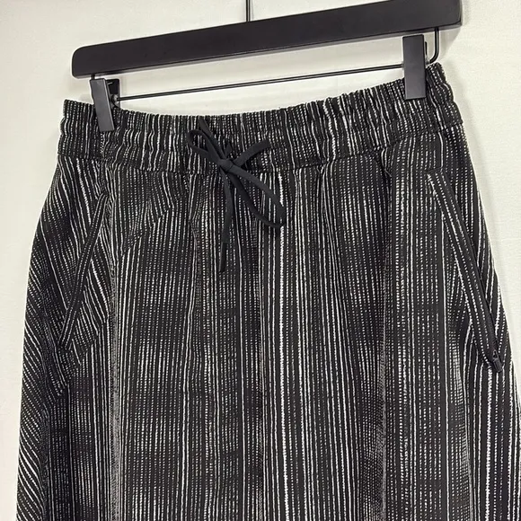 ATHLETA Arrival Skirt Pull On Midi in Amara Stripe Black Size 8 NWT