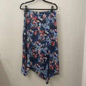 Gibson Ashley ASYMMETRICAL FLORAL MIDI SKIRT Blue Pink And White