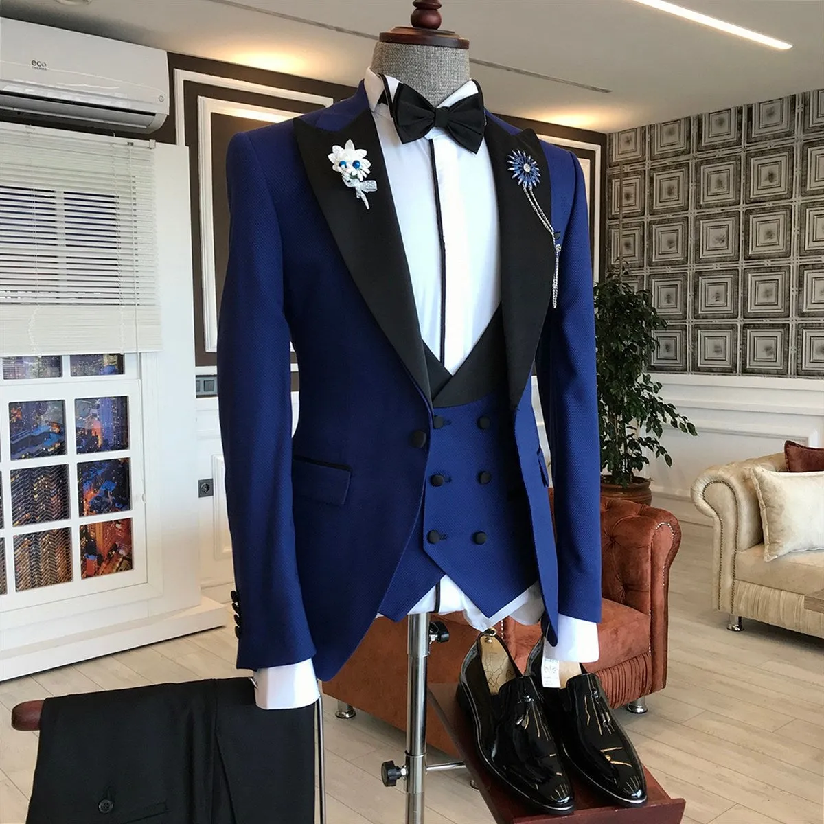 New Arrival Dark Blue Designer Bespoke Peaked Lapel Men Suits
