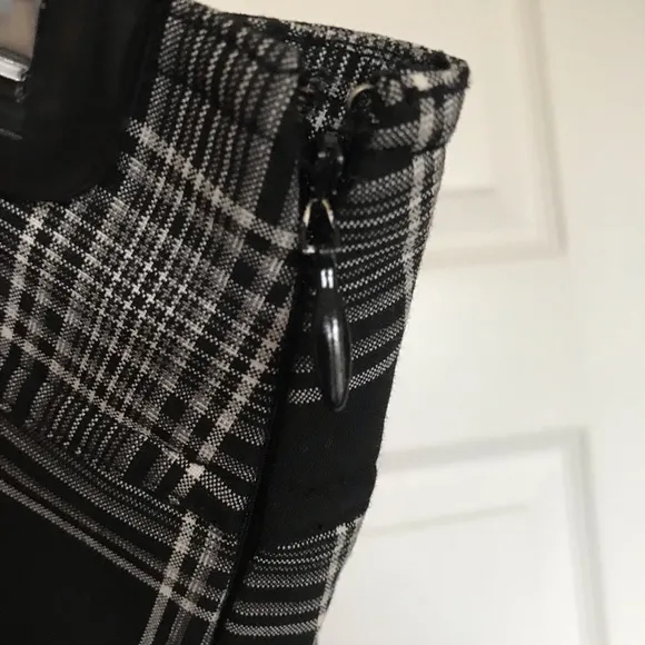 NWOT bebe Asymmetrical Ruffle Mini Skirt Size 4