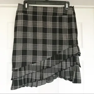 NWOT bebe Asymmetrical Ruffle Mini Skirt Size 4