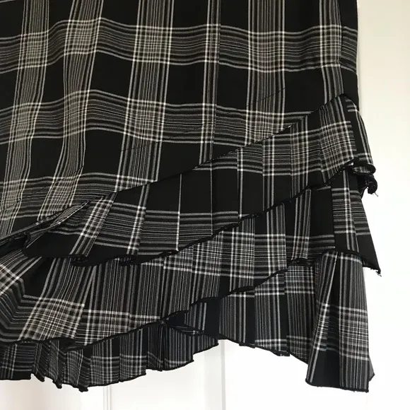 NWOT bebe Asymmetrical Ruffle Mini Skirt Size 4