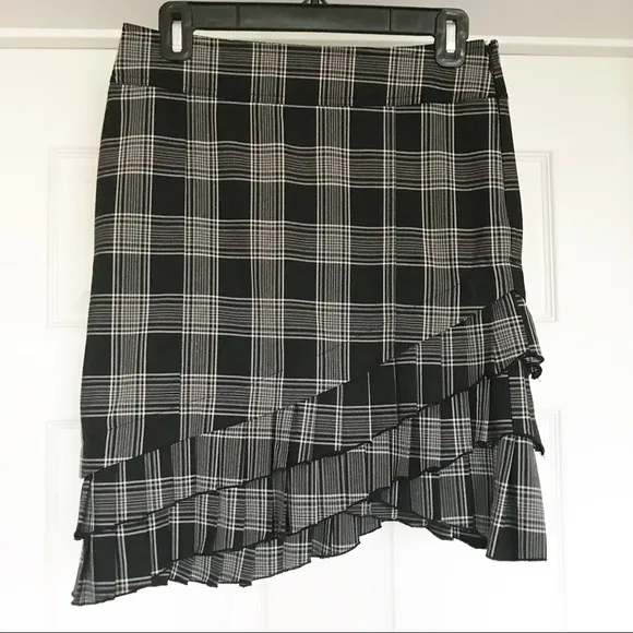 NWOT bebe Asymmetrical Ruffle Mini Skirt Size 4