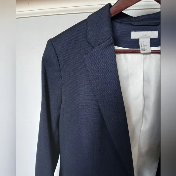 NWOT H&amp;M Fitted Blazer in Navy. Size 10